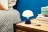 Lexon Mina M Stredná prenosná LED lampa - tmavo modrá