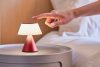 Prenosná LED lampa Lexon Luma M so synchronizáciou farieb - tmavo červená