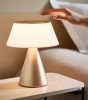 Lexon Luma XL priebežne synchronizovateľná LED lampa - zlatá