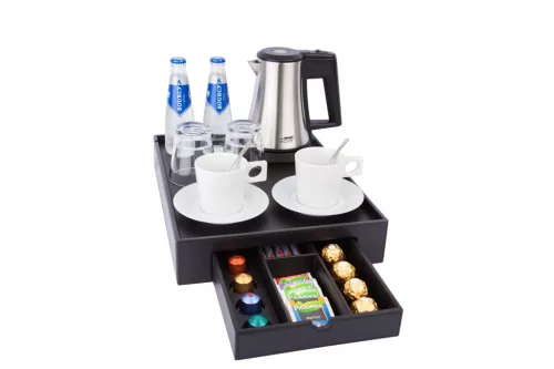 Btray Space podnos + Star rýchlovarná kanvica, 0,5 l + 2 biele šálky – súprava